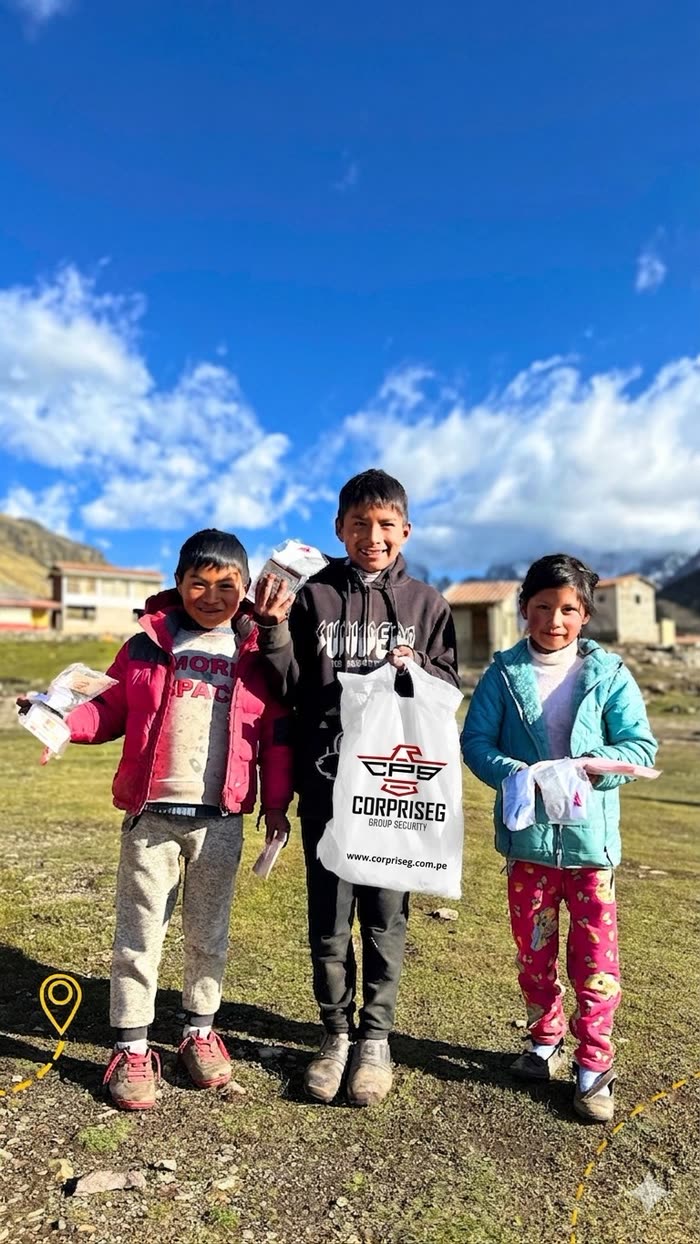 Niños de comunidad altoandina recibiendo kits de apoyo de CORPRISEG
